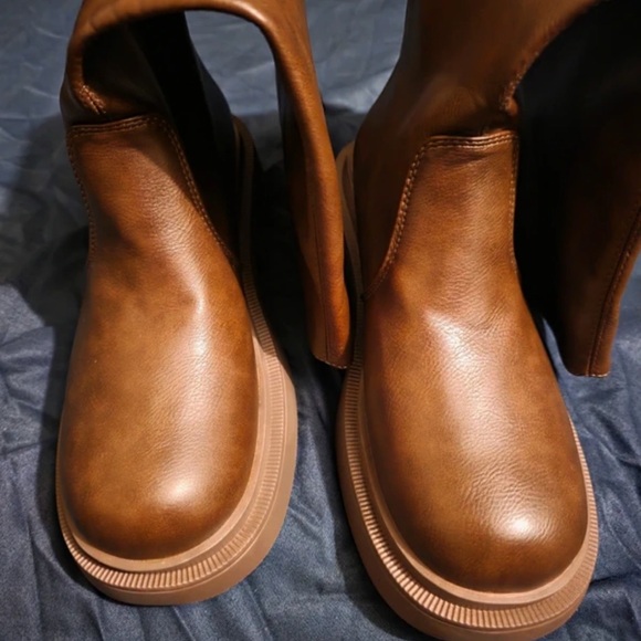 Elegant Tan Heeled Boots - Picture 2 of 4